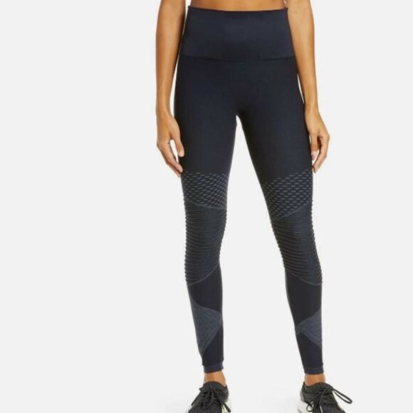 Spanx Black Textured Look at Me Now Seamless Leggings - Picture 1 of 6